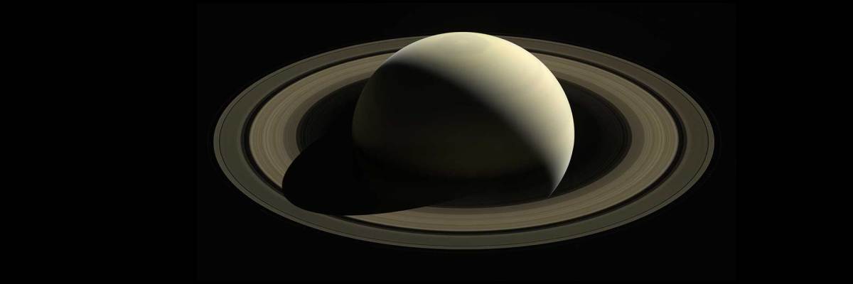 Сатурн и его кольца на фотографии Cassini